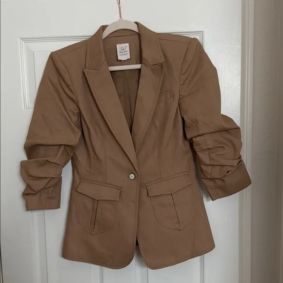 Cinq a Sept Louisa Tan Denim Blazer with Tailored Fit and Ruched Sleeves - Picture 3 of 7